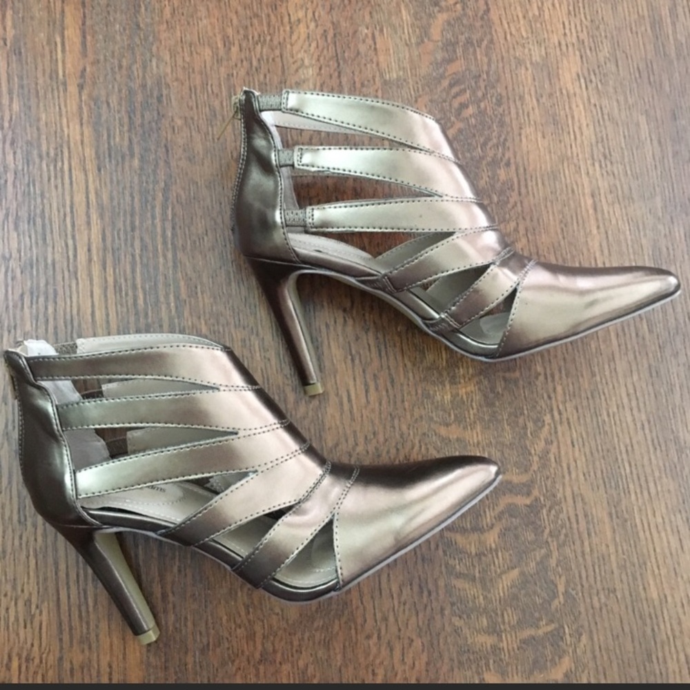 Cut Out Pointed Toe Booties - Picture 2 of 8